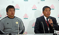 帝京大学の岩出監督(左)と森田キャプテン